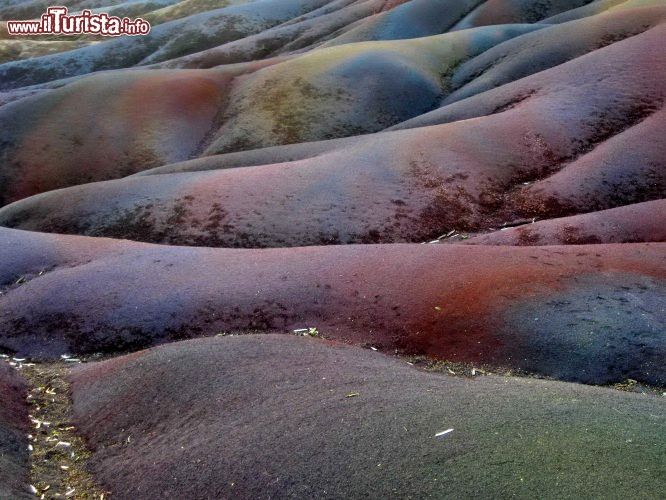 Terreni colorati seven colours Mauritius: da vicino si colgono le striature violacee, rossicce e bluastre del suolo. Merito del ferro e dell'alluminio presenti nel terreno, ma anche del sole che accarezza le dune e rivela sfumature ogni volta diverse.