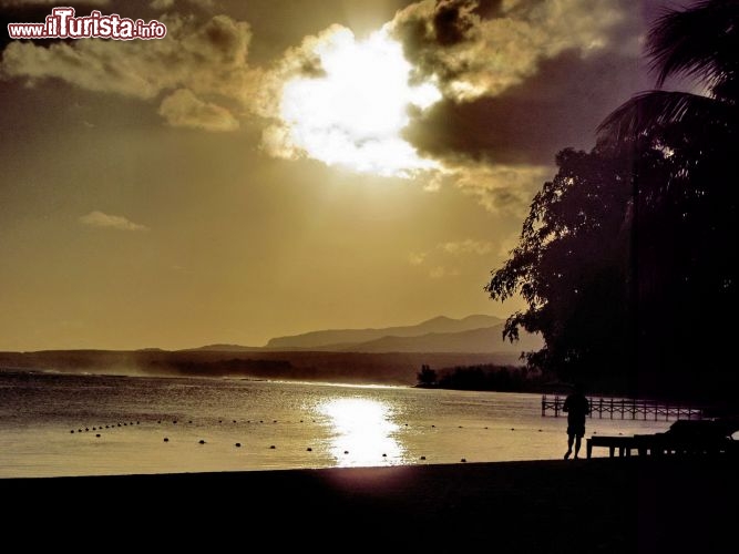 Tramonto a Mauritius dal Shanti Maurice - ll tramonto a Mauritius arriva presto, intorno alle 18 in questa stagione (l'inizio dell'inverno), ma è un regalo che non si può rifiutare: il mare diventa tiepido e il sole si inzuppa nell'acqua, versandovi una colata d'oro 