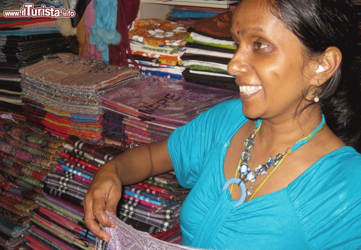 I venditori del mercato sono un po' insistenti, ma la voce gentile e un sorriso sincero non mancano mai. Anche tra le bancarelle si sperimenta la grande ospitalità della gente di Mauritius.