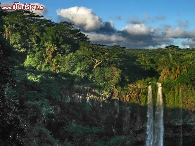 Cascata di Chamarel Mauritius - la cascata di Chamarel, nell'entroterra occidentale dell'isola di Mauritius, è alta più di 100 metri ed è composta da due getti, incorniciata da una vegetazione selvaggia. Ai piedi della cascata c'è una bella piscina naturale accessibile mediante un sentiero, in cui è possibile fare il bagno