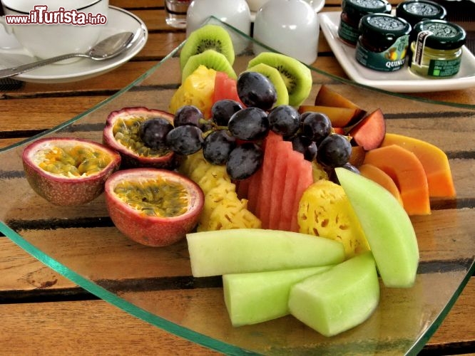 Colazione Mauritius a base di frutta - Benché non manchino altre delizie, come omelette e pain au chocolat, la frutta è così fresca, colorata e gustosa da sostituire degnamente il più raffinato dei dolci. I succhi di frutta sono squisiti e profumatissimi... niente a che vedere con quelli industriali!