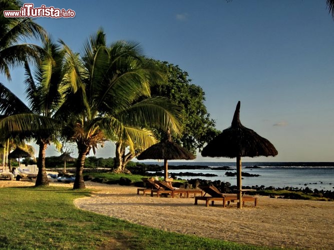 Costa Mauritius prima del tramonto - La costa meridionale di Mauritius prima del tramonto si colora di una luce calda. La sabbia bianchissima diventa dorata e il cielo comincia presto a imbrunire.