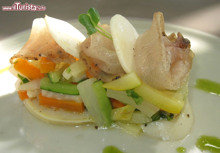 Cuore di palma e tonno affumicato sono ingredienti piuttosto comuni della cucina mauriziana, ma hanno un sapore speciale se li prepara uno chef come Michel de Matteis.