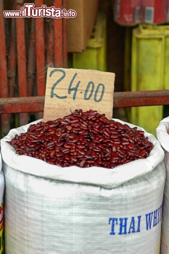 Frutta e verdure al mercato di Port Louis: è la merce più venduta ed è lei a rallegrare le bancarelle, coi suoi colori brillanti e le sue forme più o meno bizzarre. Sono proprio i colori, il chiasso e l'affollamento a rendere così caratteristico il mercato della capitale.