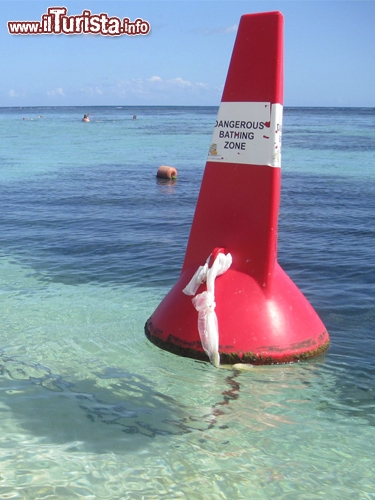 Il bagno a Flic en Flac, a detta della boa, potrebbe essere pericolo... Ma un'amica del posto ci spiega che molti mauriziani non sanno nuotare, e l'ammonimento vale solo per loro. Per noi l'acqua è splendida, e il fondale basso e liscio non ha niente di minaccioso.