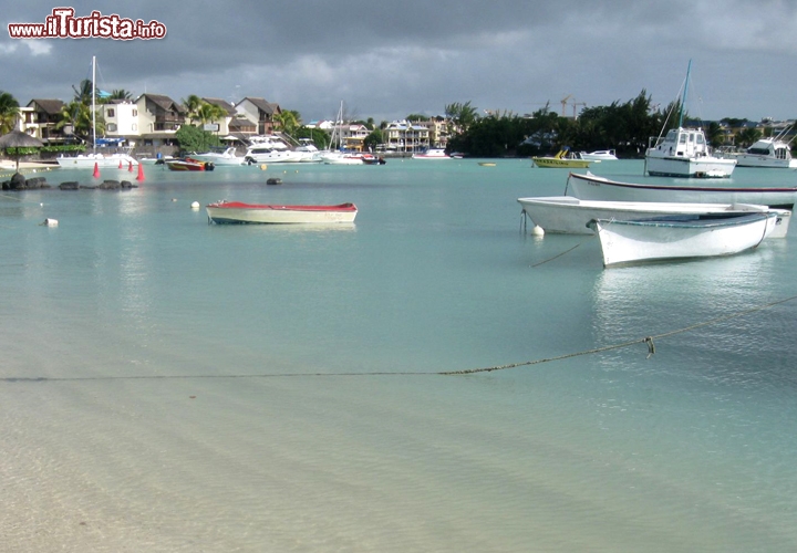 La costa di Grand Baie, nella parte occidentale di Mauritius, è brulicante di barche, visitatori e persone del luogo. In effetti è una cittadina piuttosto turistica, con negozi e centri commerciali, ma non ha perso il gusto genuino da borgo di mare.