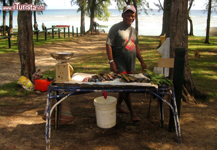 Una sosta a Pointe aux Piments, dove i pescatori lavorano come una volta, vendono personalmente il pesce pescato e si intrattengono volentieri a chiacchierare.