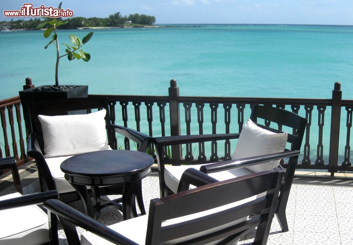 La terrazza sul mare del Royal Palm è perfetta per sorseggiare un cocktail e contare le diverse sfumature d'azzurro che brillano all'orizzonte.