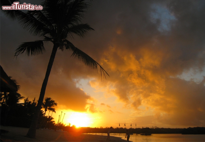 La baia del Resort Le Prince Maurice al tramonto. La dimostrazione che la sagoma di una palma in controluce può essere tutt'altro che banale!