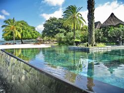 Infinity pool Hotel Shanti Maurice - La ...