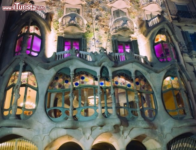 Immagine Foto notturna della facciata di Casa Batllo - © Matthew Dixon / iStockphoto LP.