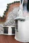 Sulla terrazza principale della casa si riposa in santa pace un dragone e quella la sua schiena - © Claudia Casadei / amarcordbarcellona.com