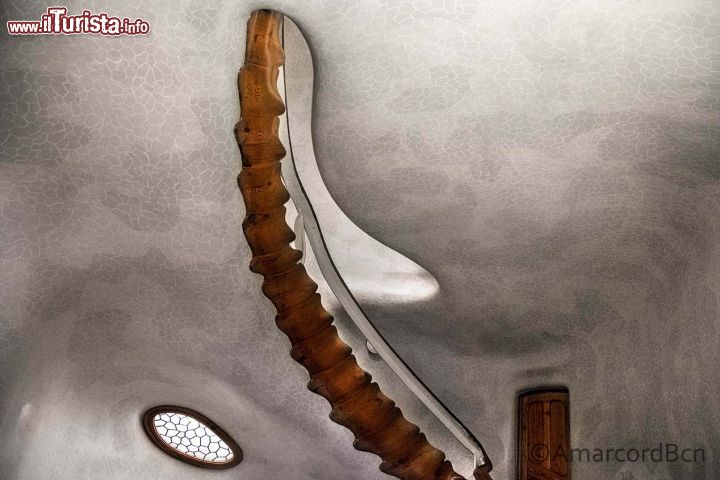 Immagine Scalinata che ricorda la spina dorsale di un qualche animale mitologico probabilmente un dragone che conduce ai piani alti - © Claudia Casadei / amarcordbarcellona.com