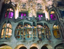 Foto notturna della facciata di Casa Batllo - © Matthew Dixon / iStockphoto LP. 