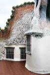 Sulla terrazza principale della casa si riposa in santa pace un dragone e quella la sua schiena - © Claudia Casadei / amarcordbarcellona.com