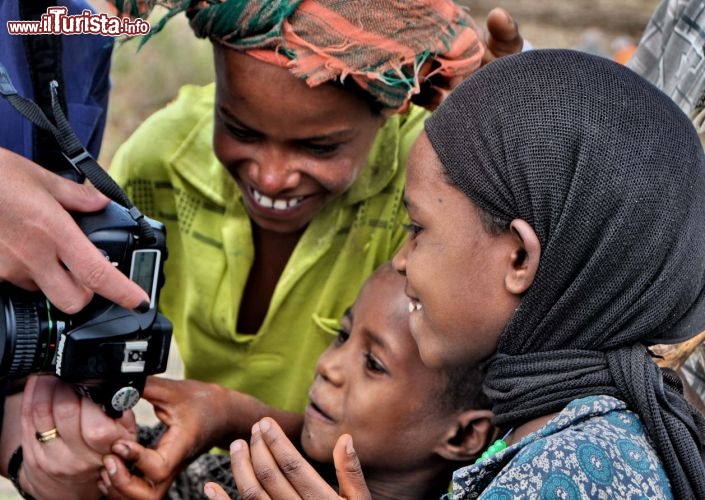 Bambini in Etiopia: affascinati dalla tecnologia di una macchina fotografica digitale - In Etiopia con i Viaggi di Maurizio Levi