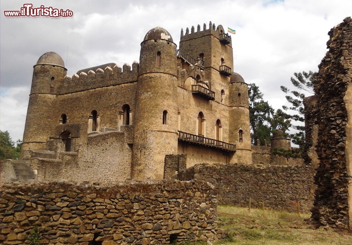 Castello Fasilides, Fasil Ghebbi a Gondar, Etiopia - Quest'area fortificata del nord dell'Etiopia, è stata inserita tra i Patrimoni dell'Umanità dell'UNESCO, nel 1979. Si tratta di un complesso residenziale Reale, dato che qui abitarono gli imperatori dell'Etiopia tra il 17° e 18° secolo. Il complesso architettonico include, oltre il castello Fasilides, quello raffigurato nella fotografia, anche il palazzo Iyasu, un trittico di chiese ed un secondo castello, chiamato Mentewab. Il complesso nel suo totale si estende su circa 70.000 metri quadrati di superficie, a pochissima distanza dal centro di Gondar. Per accedervi si deve superare una cinta muraria corredate da 12 porte di ingresso. Il castello ha uno stile indefinibile, dato che ci sono tratti stilistici Arabi, nubiani ma anche una certa componente barocca, poche insieme conferiscono un aspetto unico e altamente spettacolare, al castello. - In Etiopia con i Viaggi di Maurizio Levi
