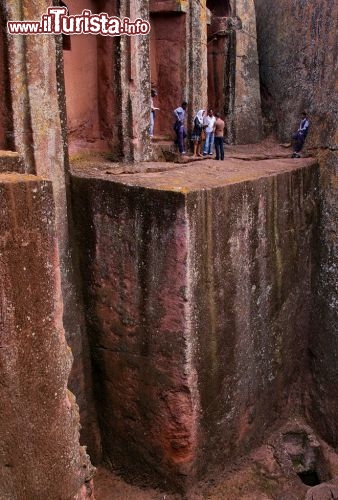 Chiesa ipogea a Lalibela, scavata nella roccia - In Etiopia con i Viaggi di Maurizio Levi