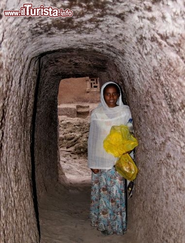 Cunicoli scavati nelle rocce a Lalibela - In Etiopia con i Viaggi di Maurizio Levi