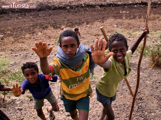 Etiopia, dei bambini salutano lungo la strada per Lalibela - In Etiopia con i Viaggi di Maurizio Levi