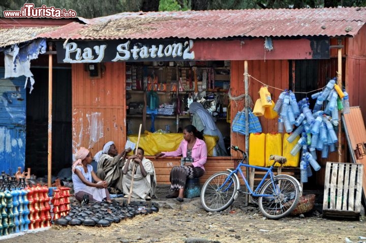 Etiopia Rotta Storica Improbabile negozio Play Station - In Etiopia con i Viaggi di Maurizio Levi