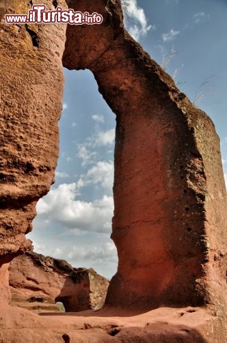 Etiopia arco di roccia a Lalibela - In Etiopia con i Viaggi di Maurizio Levi