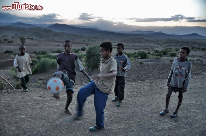 Etiopia bambini giocano a palla lungo strada per Lalibela - In Etiopia con i Viaggi di Maurizio Levi