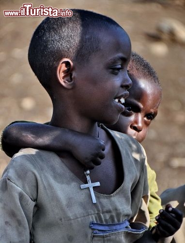Etiopia due bambini Cristiani. La religione cristiana è quella dominante nella regione dell'altopiano etiope - In Etiopia con i Viaggi di Maurizio Levi