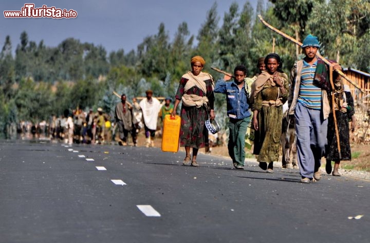 Etiopia gente al ritorno del mercato - In Etiopia con i Viaggi di Maurizio Levi