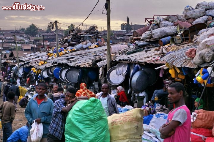 Etiopia il dantesco  mercato di Addis Abeba - In Etiopia con i Viaggi di Maurizio Levi
