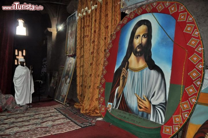 Interno di una chiesa rupestre a Laibela in Etiopia - In Etiopia con i Viaggi di Maurizio Levi