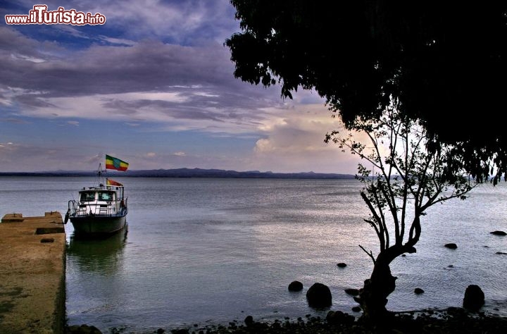 Lago Tana, Etiopia: barca al tramonto - In Etiopia con i Viaggi di Maurizio Levi