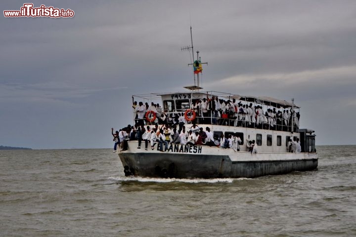 Lago tana pellegrini cristiani al ritorno dalla messa - In Etiopia con i Viaggi di Maurizio Levi