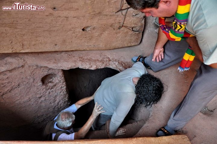 Lalibela un passaggio "segreto" tra le chiese rupestri - In Etiopia con i Viaggi di Maurizio Levi