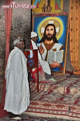 Monaci a Lalibela, la città santa dell'Etiopia - In Etiopia con i Viaggi di Maurizio Levi