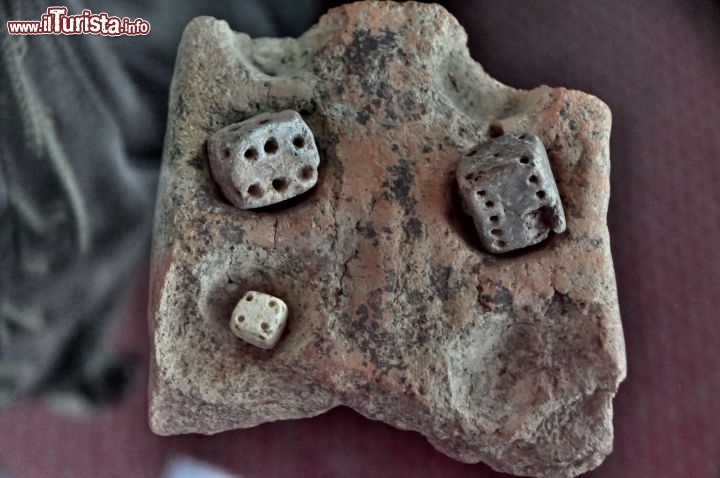 Museo Nazionale Addis Abeba: un pezzo originale, un antico gioco dei dadi - In Etiopia con i Viaggi di Maurizio Levi