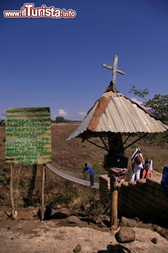 Alla fine del sentiero, un ponte Sospeso consente di raggiungere le cascate di Tissisat - In Etiopia con i Viaggi di Maurizio Levi