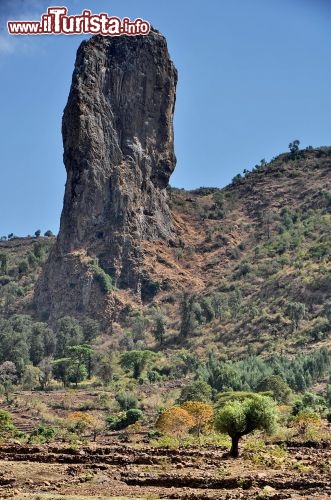 Roccia vulcanica, lungo la Rotta Storica vicino a Gondar - In Etiopia con i Viaggi di Maurizio Levi