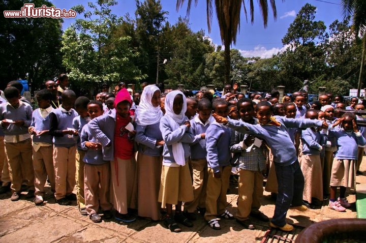 Studenti in filaal  Museo Nazionale di Addis Abeba - In Etiopia con i Viaggi di Maurizio Levi