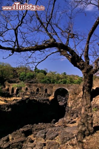Il Ponte Portoghese luingo il sentiero che conduce alle cascate Nilo a Tissisat - In Etiopia con i Viaggi di Maurizio Levi