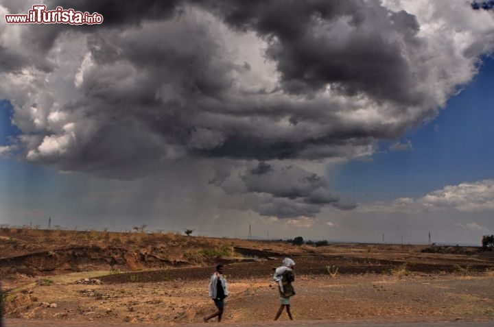 Temporale in Etiopia: viandanti si muovono vicino al Lago Tana - In Etiopia con i Viaggi di Maurizio Levi