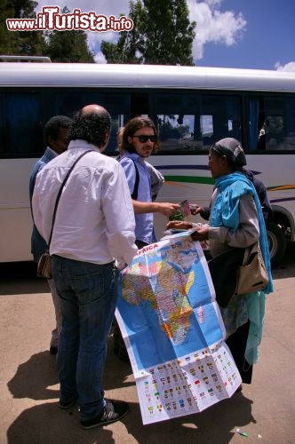 Venditore di strada tenta di piazzare una carta dell'Etiopia ad Addis Abeba - In Etiopia con i Viaggi di Maurizio Levi