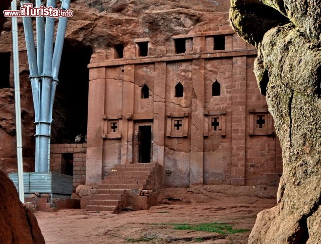 Lalibela Etiopia: una delle Chiese ipogee - In Etiopia con i Viaggi di Maurizio Levi