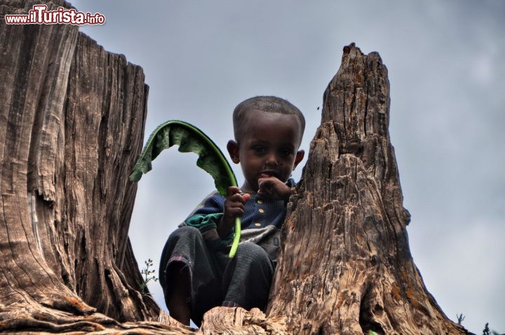 Lalibela bambino alle chiese rupestri - In Etiopia con i Viaggi di Maurizio Levi