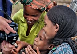 Bambini in Etiopia: affascinati dalla tecnologia ...