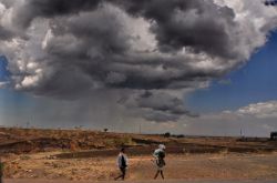 Temporale in Etiopia: viandanti si muovono vicino ...