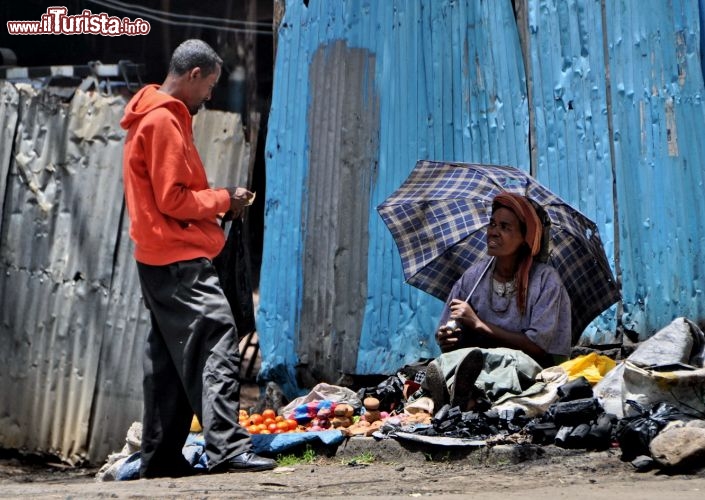 Addis Abeba Etioipia: una venditrice ambulante nel centro città - In Etiopia con i Viaggi di Maurizio Levi