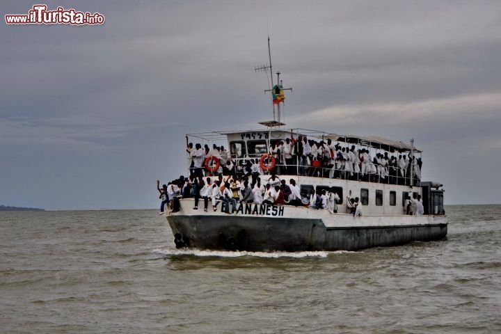 Lago tana pellegrini cristiani al ritorno dalla messa - In Etiopia con i Viaggi di Maurizio Levi