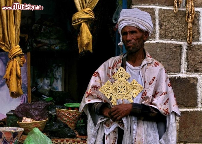 Sacerdote etiope, lungo la strada della Rotta Storica - In Etiopia con i Viaggi di Maurizio Levi
