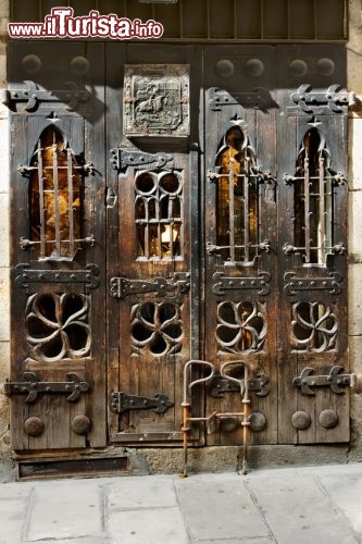 Immagine Antica porta legno barrio gotico barcellona